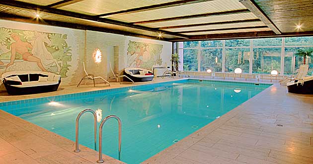 Schwimmbad Hotelhallenbad Pool Urlaub ber Silvester Hotel im Rheingau Silvester-Kurzurlaub im Waldhotel zwischen Geisenheim am Rhein, Rdesheim, Schloss Johannisberg, Eberbach und Wiesbaden in Hessen.